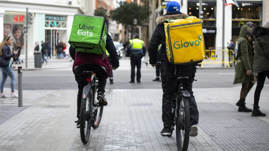 Cómo trabajar como conductor de Glovo o Uber Eats